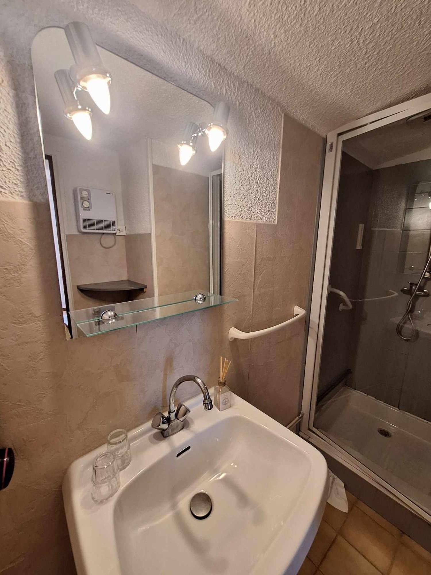 Hotel Le Connetable Сен-Бонне-ан-Шансор Экстерьер фото